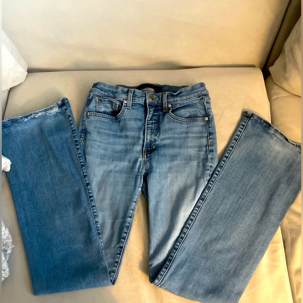 ⭐️VERONICA BEARD Beverly Skinny Flare High
Rise Jeans in Mojave Wash ⭐️